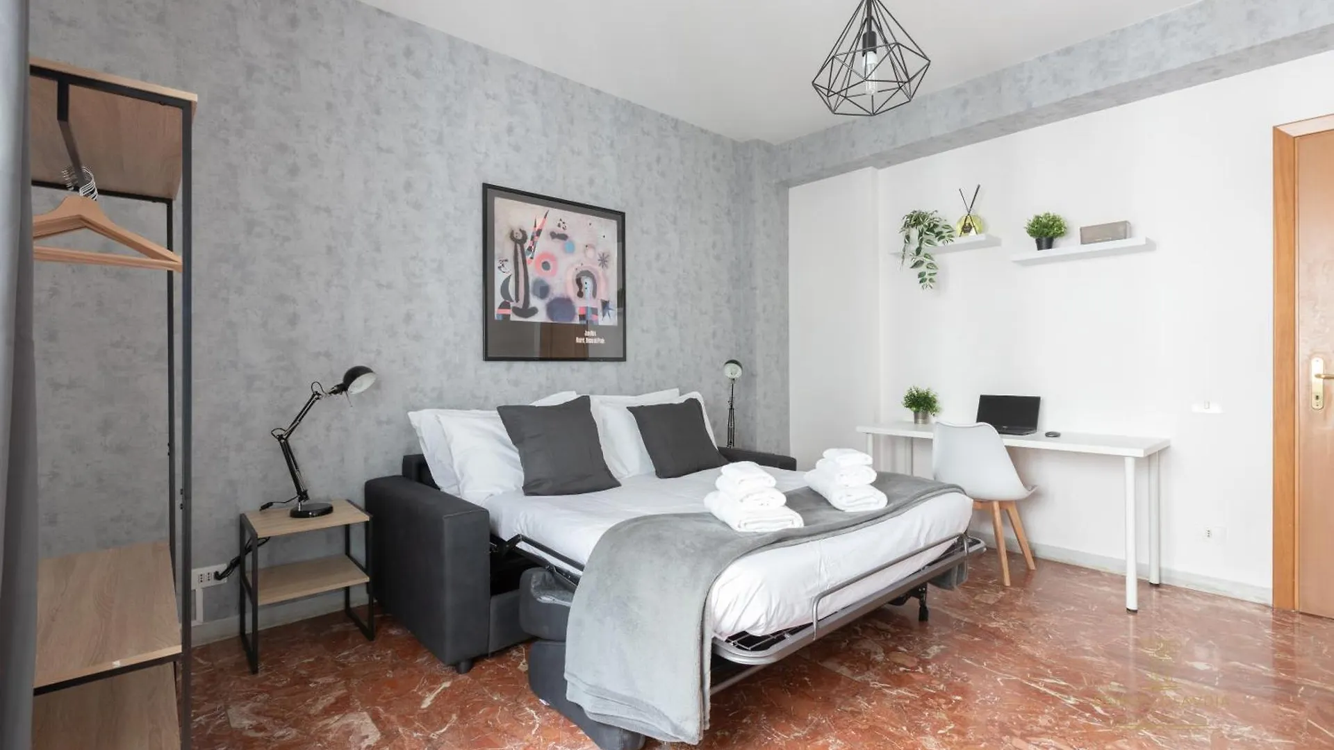 Domvs Clavdia - Metro Station, 8 Min To Center, Roma, 6Pax, A-C Apartment