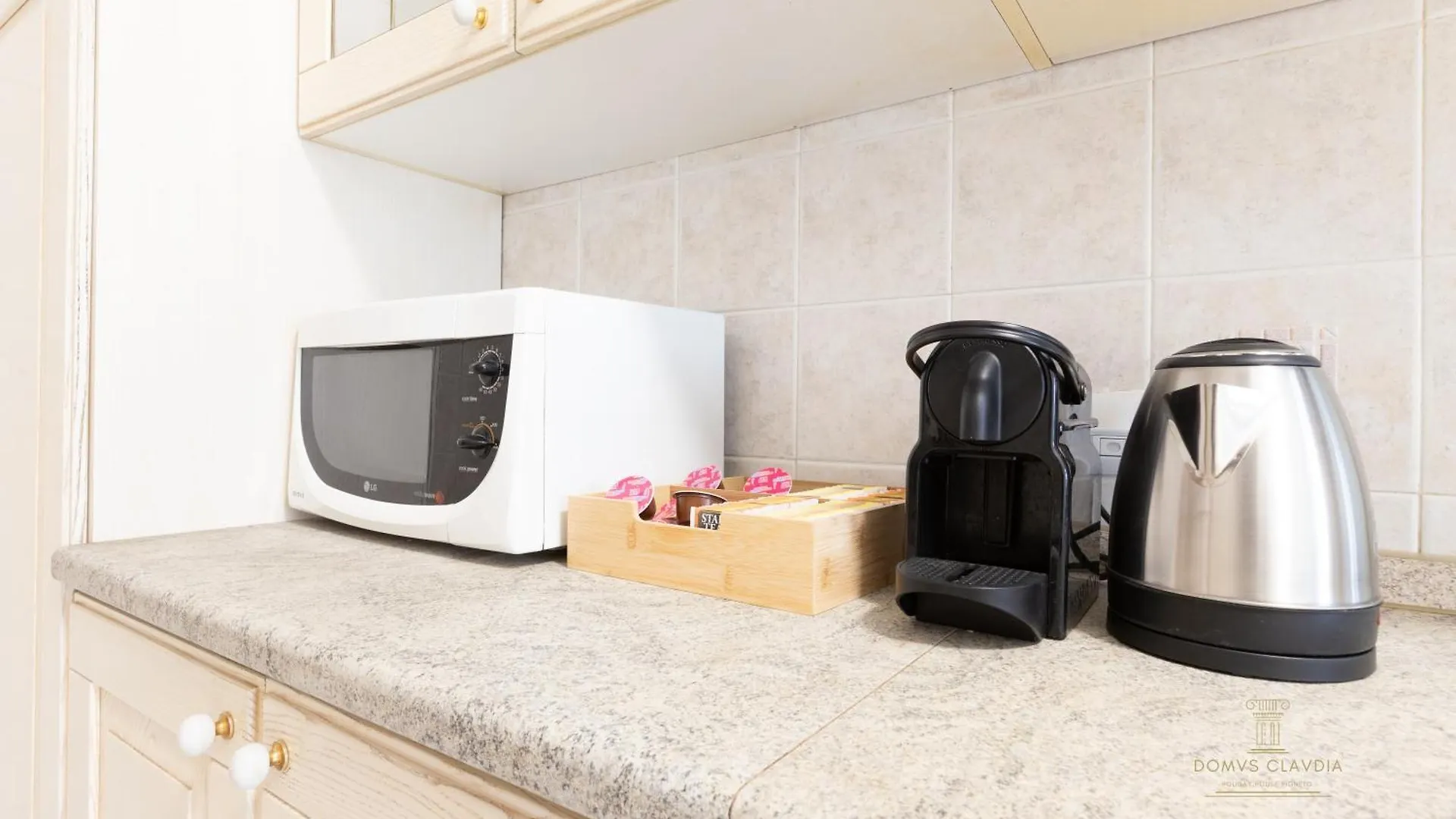 Domvs Clavdia - Metro Station, 8 Min To Center, Roma, 6Pax, A-C Apartment Rome