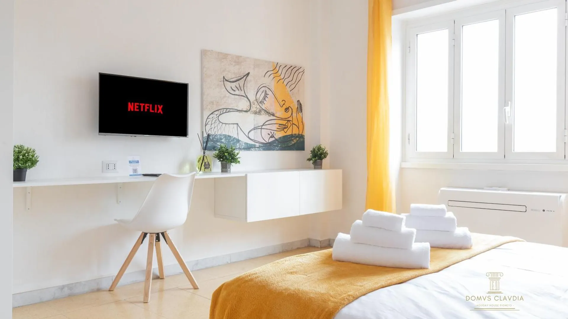 Domvs Clavdia - Metro Station, 8 Min To Center, Roma, 6Pax, A-C Apartment