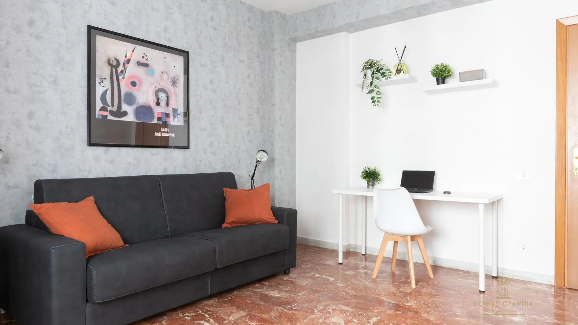 Domvs Clavdia - Metro Station, 8 Min To Center, Roma, 6Pax, A-C Apartment