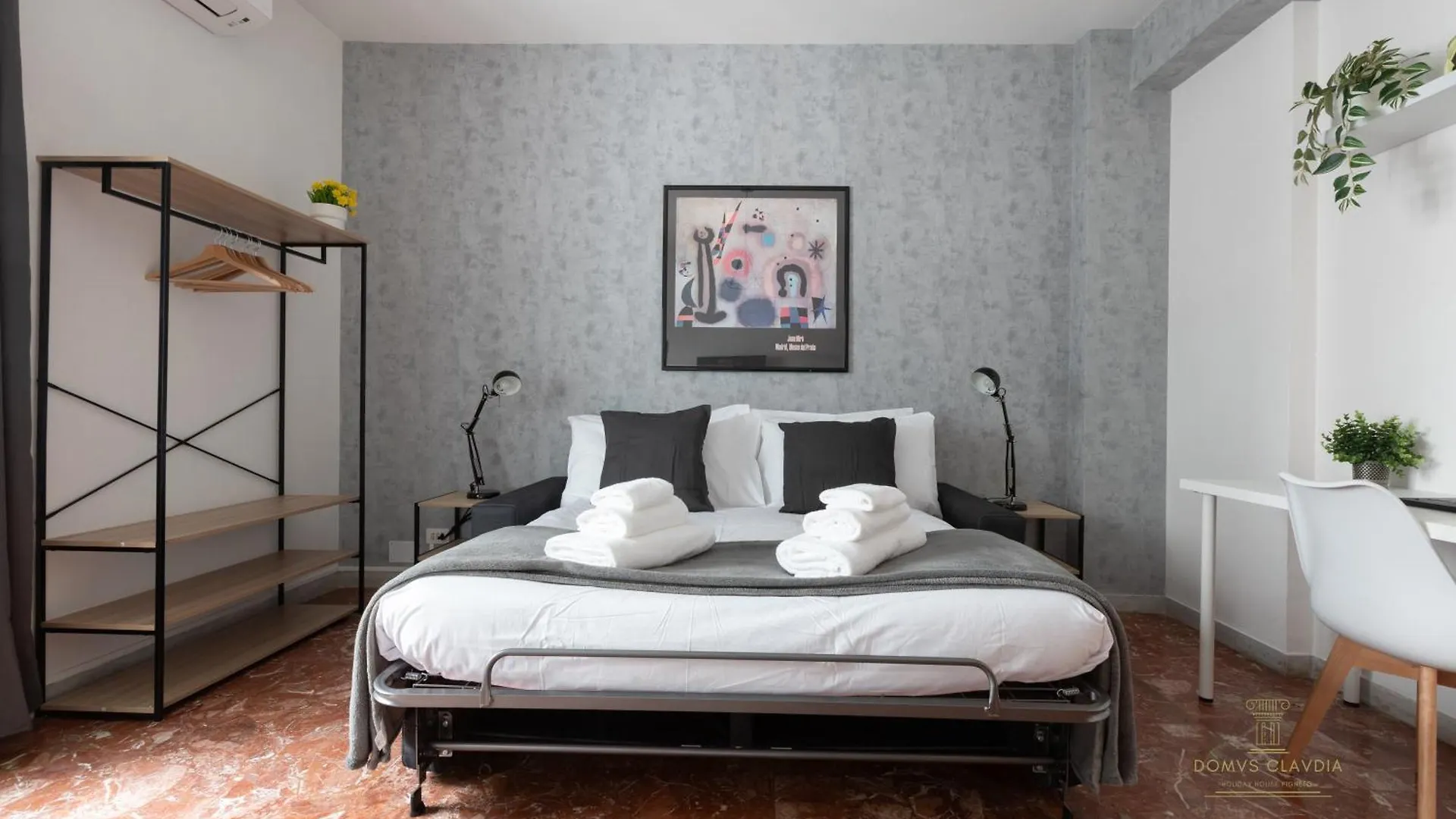 Domvs Clavdia - Metro Station, 8 Min To Center, Roma, 6Pax, A-C Apartment