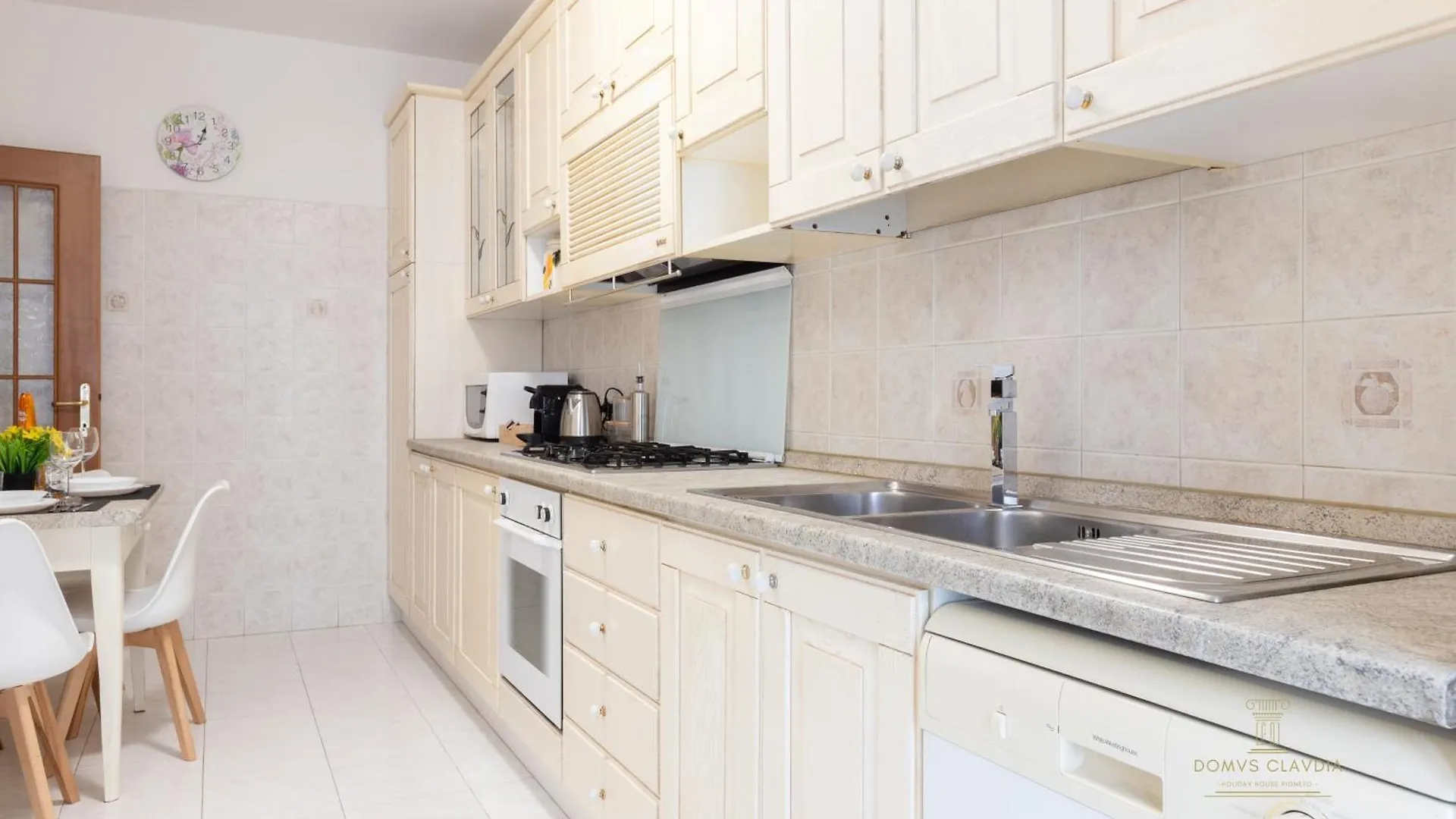 Domvs Clavdia - Metro Station, 8 Min To Center, Roma, 6Pax, A-C Apartment  Rome