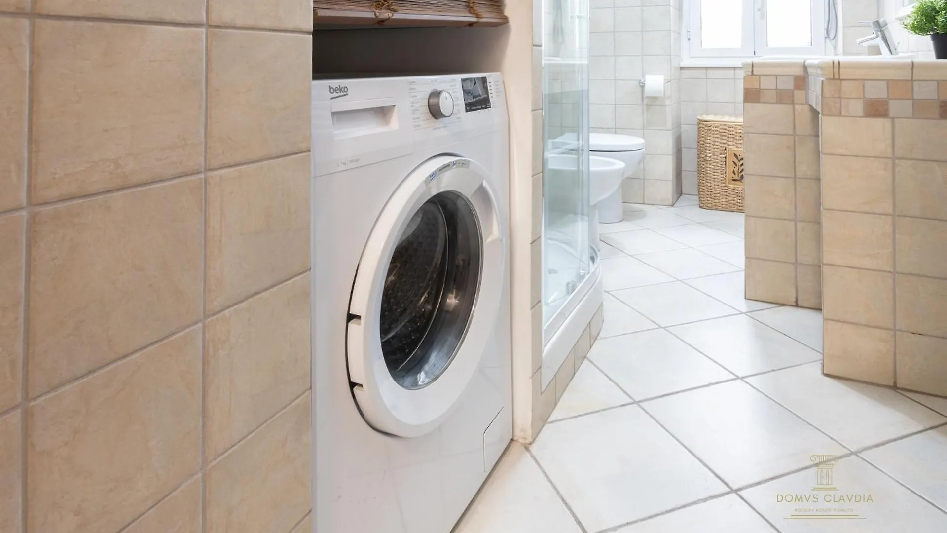 Domvs Clavdia - Metro Station, 8 Min To Center, Roma, 6Pax, A-C Apartment 0*, Rome Italy