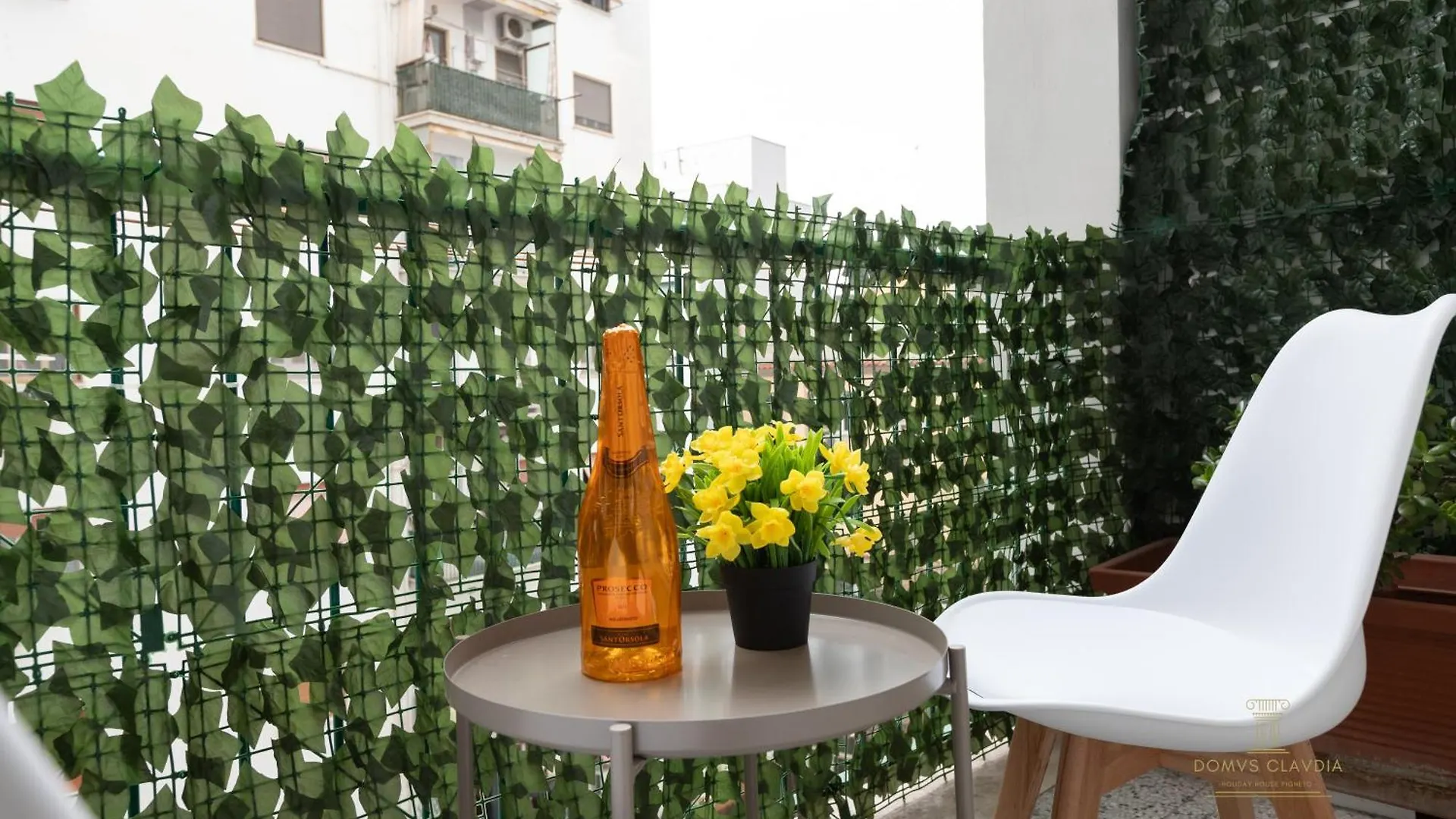 Domvs Clavdia - Metro Station, 8 Min To Center, Roma, 6Pax, A-C Apartment