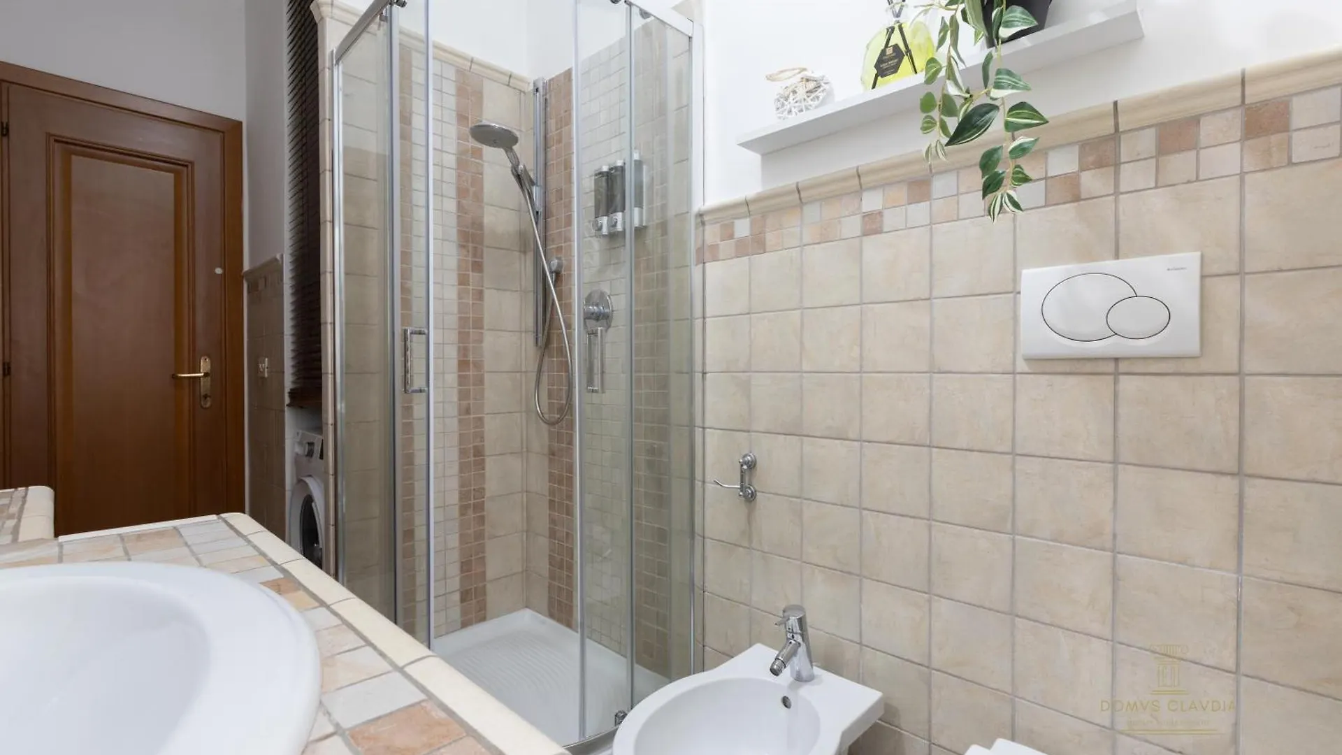 Domvs Clavdia - Metro Station, 8 Min To Center, Roma, 6Pax, A-C Apartment