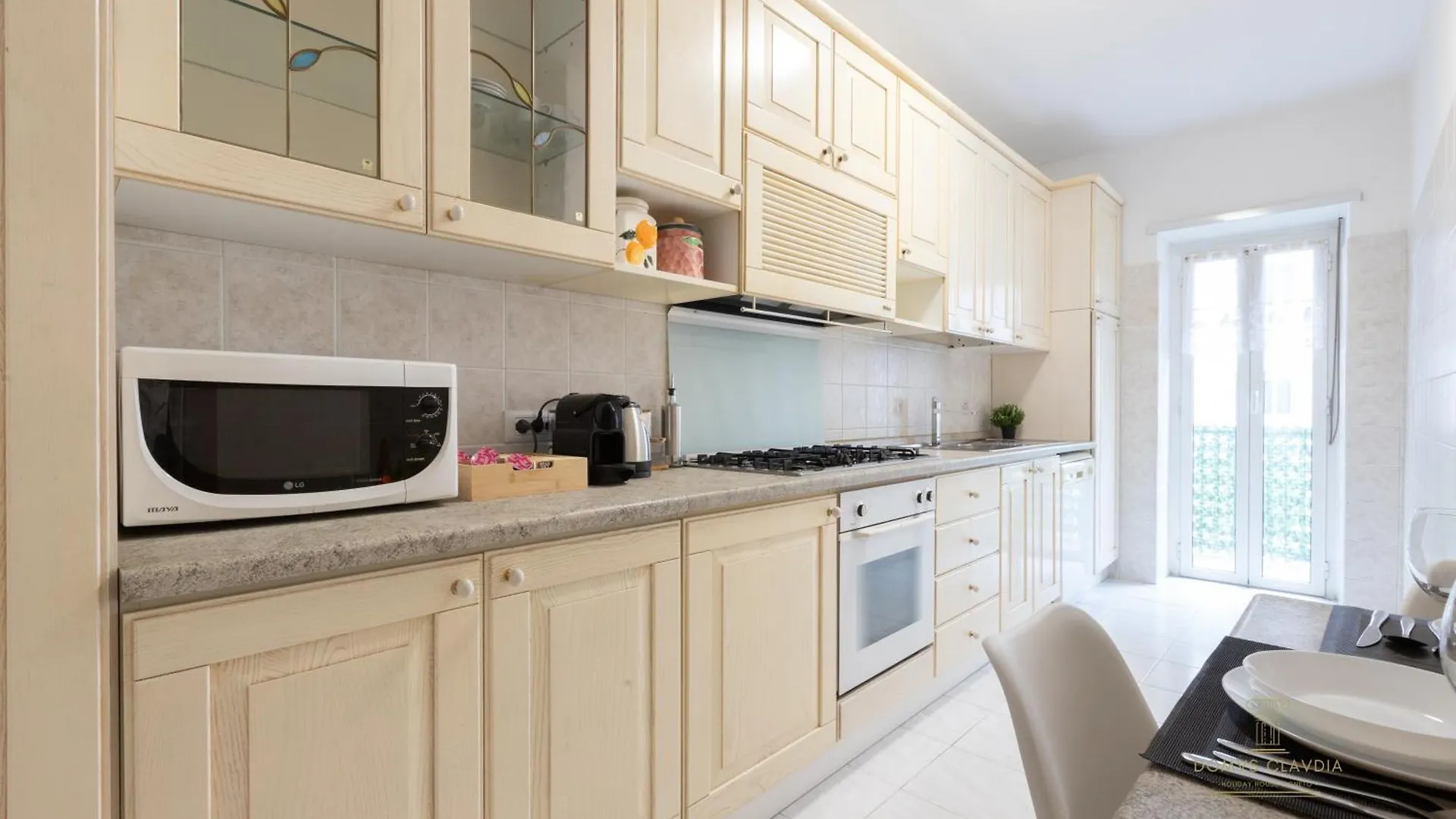 Domvs Clavdia - Metro Station, 8 Min To Center, Roma, 6Pax, A-C Apartment 0*, Rome