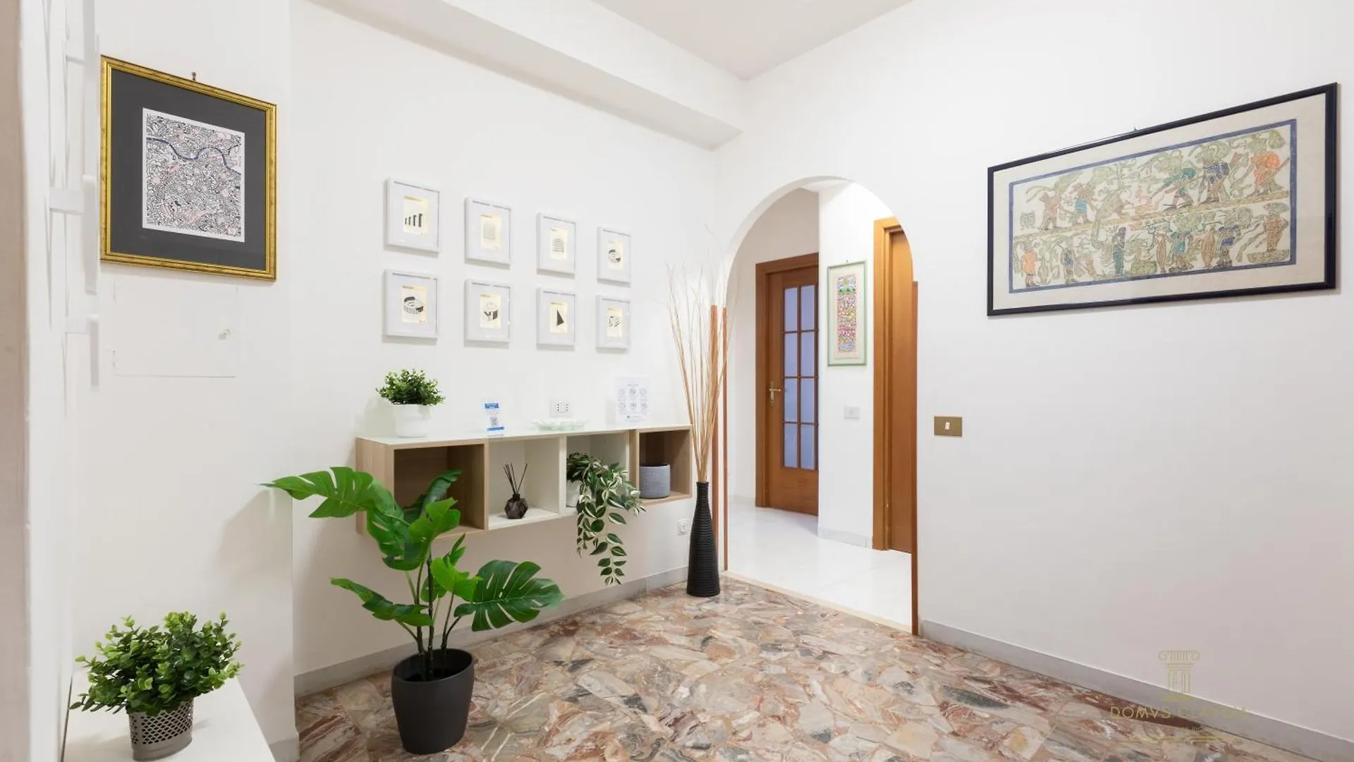 Domvs Clavdia - Metro Station, 8 Min To Center, Roma, 6Pax, A-C Apartment