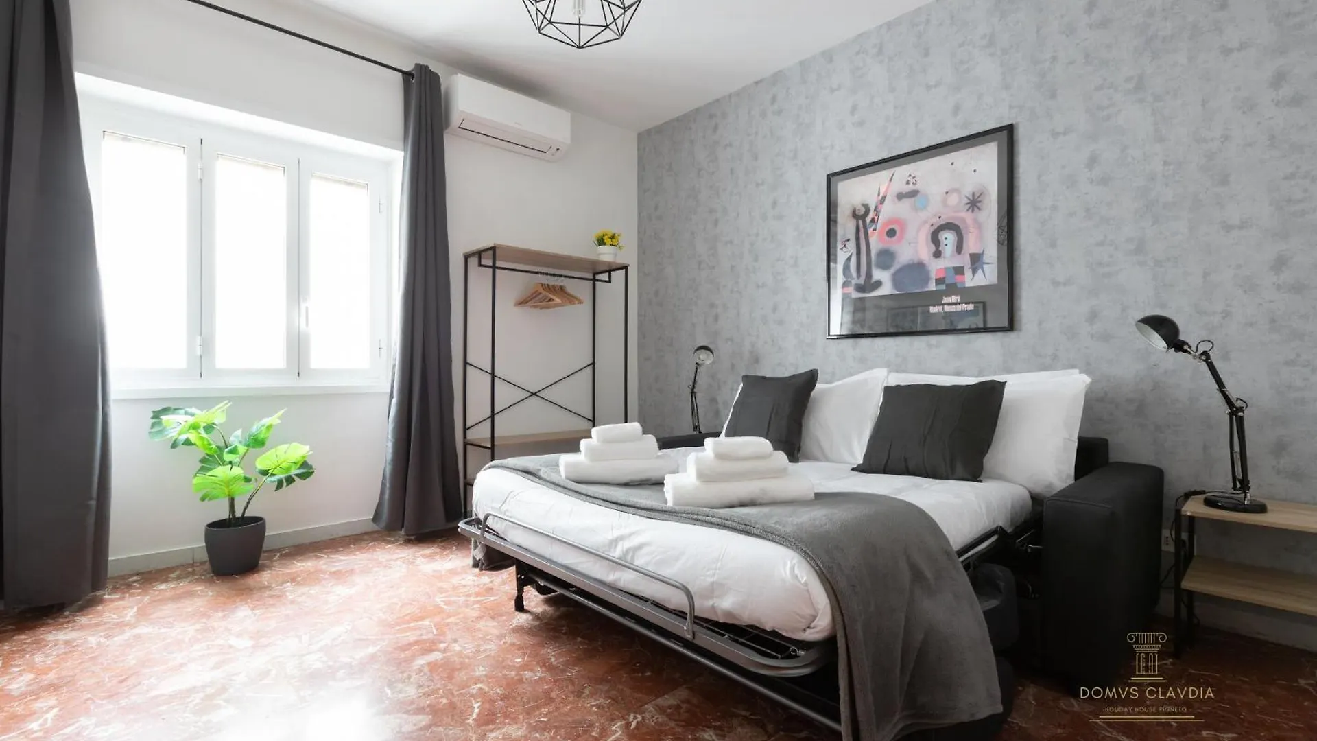 Domvs Clavdia - Metro Station, 8 Min To Center, Roma, 6Pax, A-C Apartment Italy