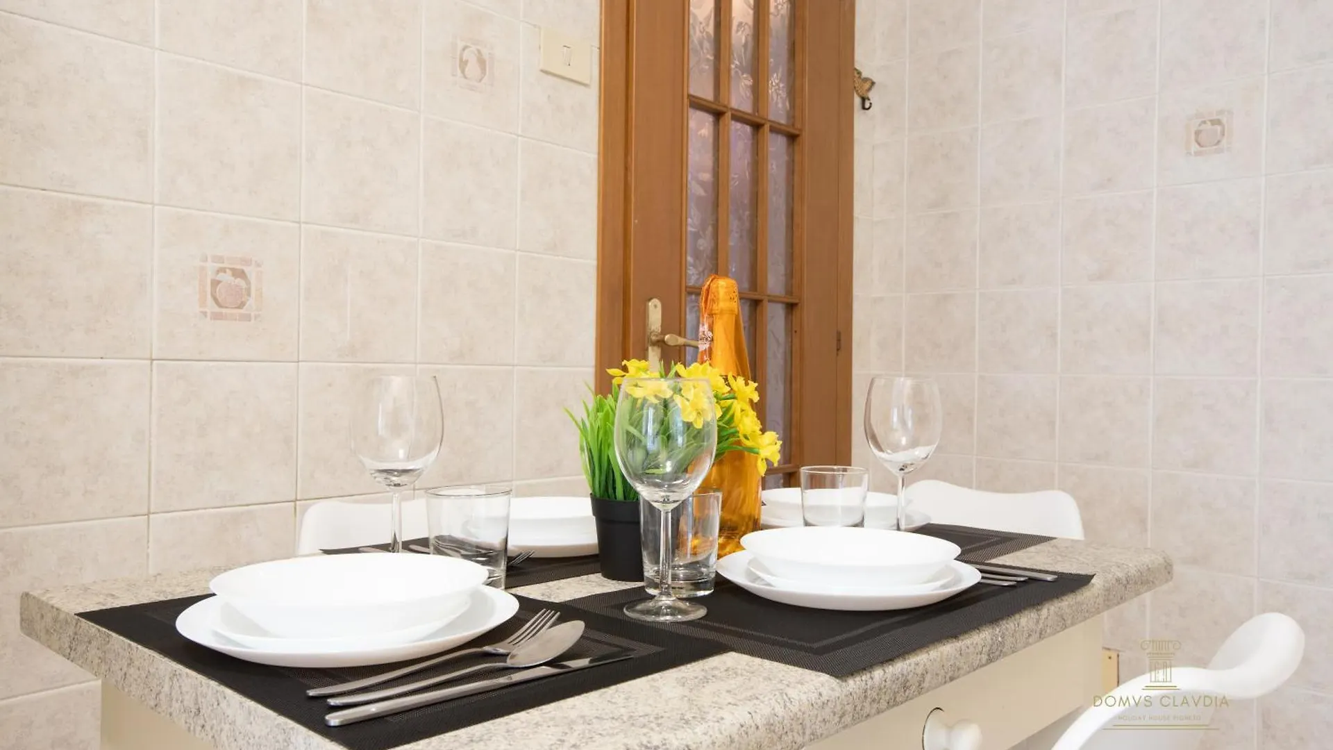 Domvs Clavdia - Metro Station, 8 Min To Center, Roma, 6Pax, A-C Apartment Italy